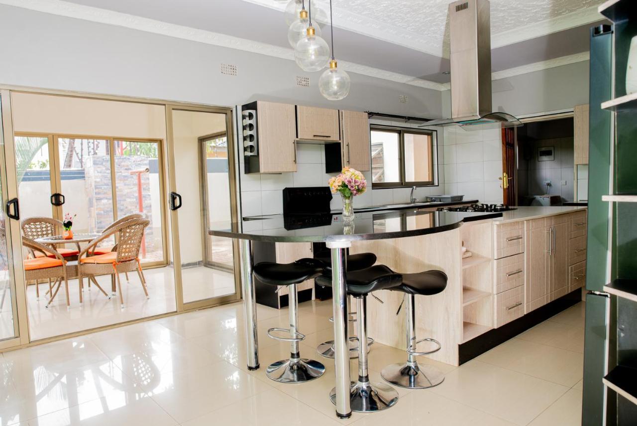 Emc Fully Furnished &Serviced Villas 4 Bedroom With Solar Power , Private Pool, Starlink Wifi ,Aircons & Dstv Lusaka Bagian luar foto