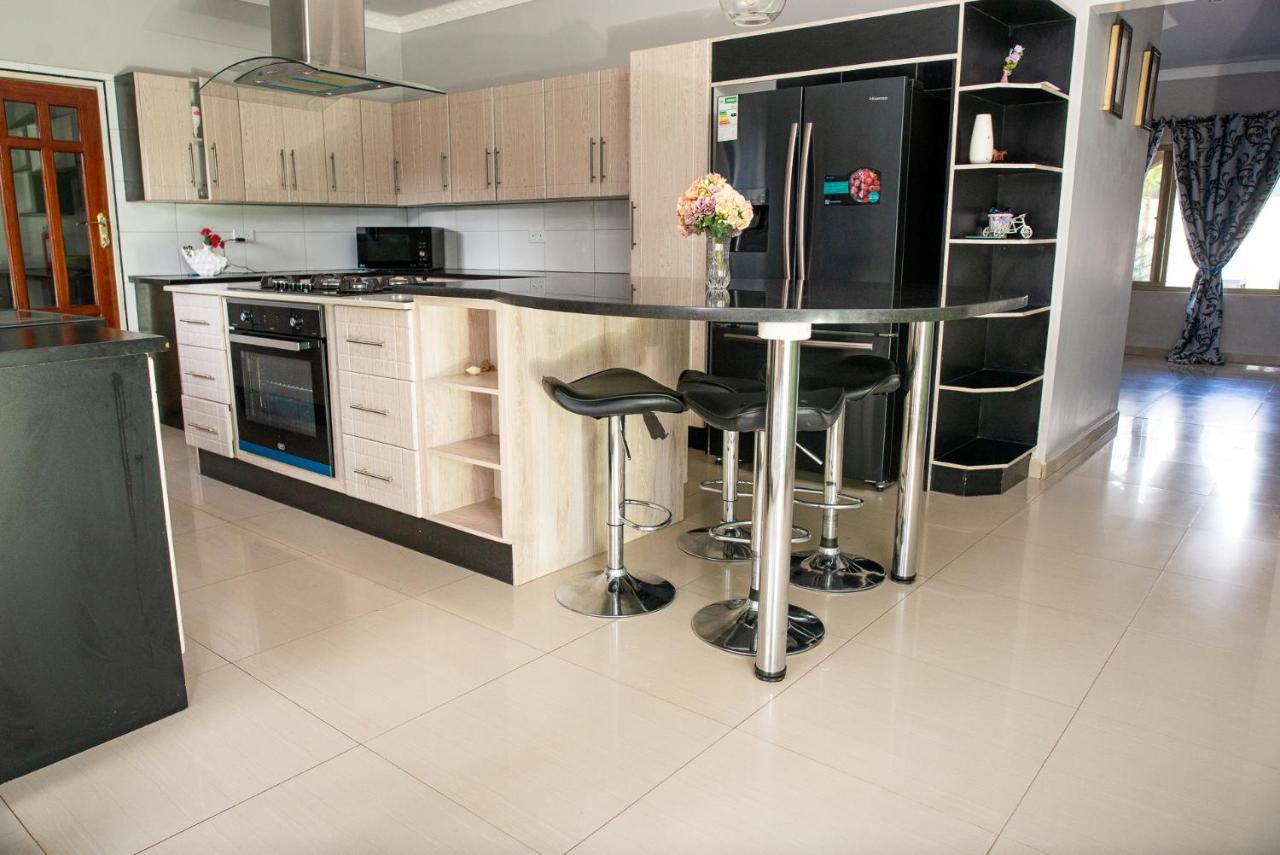 Emc Fully Furnished &Serviced Villas 4 Bedroom With Solar Power , Private Pool, Starlink Wifi ,Aircons & Dstv Lusaka Bagian luar foto