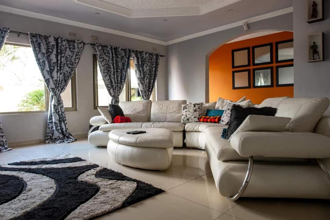 Emc Fully Furnished &Serviced Villas 4 Bedroom With Solar Power , Private Pool, Starlink Wifi ,Aircons & Dstv Lusaka Bagian luar foto