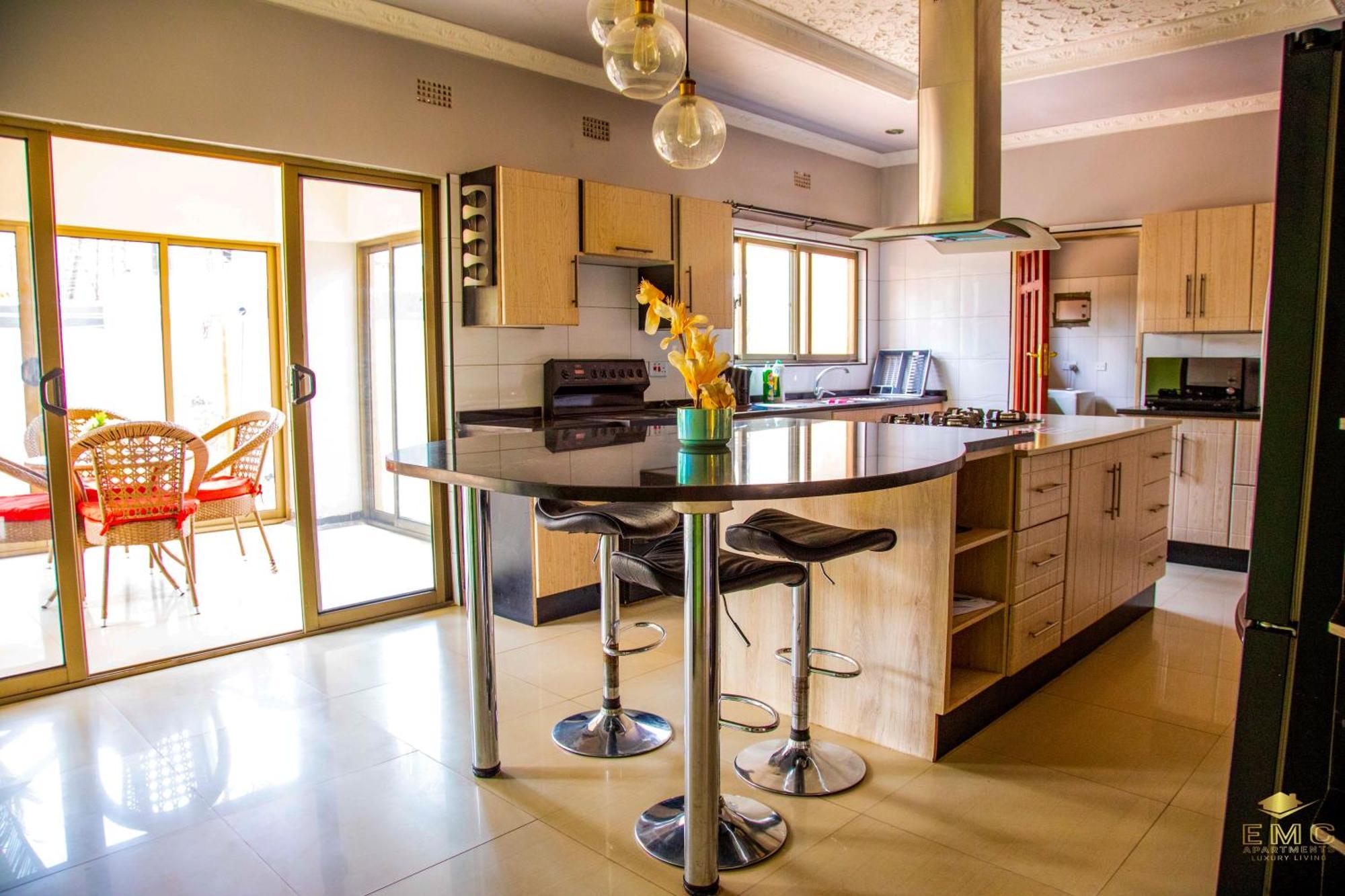 Emc Fully Furnished &Serviced Villas 4 Bedroom With Solar Power , Private Pool, Starlink Wifi ,Aircons & Dstv Lusaka Bagian luar foto